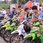 Sejumlah pembalap bersiap melakukan start pada kejuaraan terbuka Balap Motor Piala Kapolda Sulawesi Tengah Seri 3 di Sirkuit Alun-Alun Rumah Jabatan Bupati Morowali, Jumat (11/7/2025). (Foto: Humas Polda Sulteng)