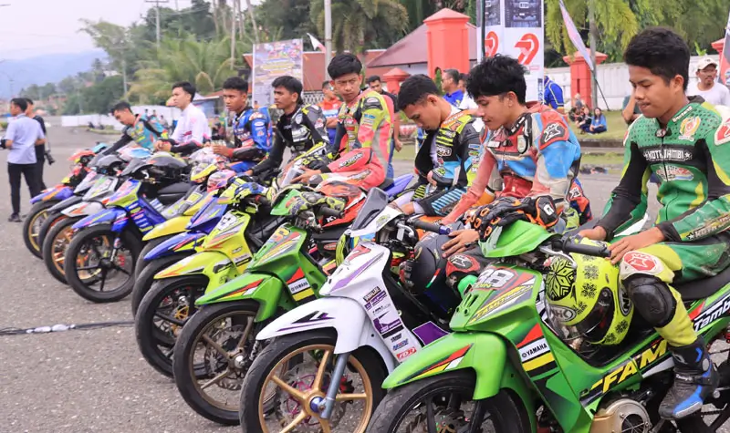 Sejumlah pembalap bersiap melakukan start pada kejuaraan terbuka Balap Motor Piala Kapolda Sulawesi Tengah Seri 3 di Sirkuit Alun-Alun Rumah Jabatan Bupati Morowali, Jumat (11/7/2025). (Foto: Humas Polda Sulteng)