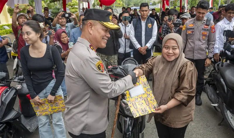 Kapolda Sulteng Irje Pol Agus Nugroho (kedua kanan) menyerahkan naskah persetujuan pinjam pakai sepeda motor kepada warga yang kehilangan motor usai konferensi pers pengungkapan kasus pencurian kendaraan bermotor (Curanmor) di Mapolda Sulteng di Palu, Sulawesi Tengah, Senin (30/6/2025). (bmzIMAGES)