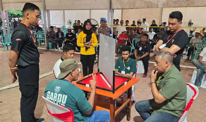 Partai final turnamen dominoKapolda Sulteng Cup antara pasangan Pian dan Ilham dari Gardu Bulls Palu dengan pasangan Sarwana dan Aswar dari Polres Morowali yang dimenangkan Pian/Ilham di Mapolda Sulteng, Senin (7/7/2025). (Foto: Humas Polda Sulteng)