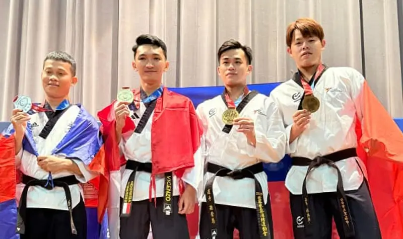 Atlet karate Polda Sulteng, Bripda Johansen Vicenzo Angtolis menunjukkan medali emasnya usai memenangkan kategori Poomsae Individual di WPFG 2025 Brimingham Amerika Serikat. (Foto: Humas Polda Sulteng)