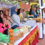 Kapolda Sulteng, Irjen Pol AGus Nugroho menyapa pelaku UMKM saat meninjau stan pasar murah di Mapolda Sulteng, Kamis (3/7/2025). (Foto: Humas Polda Sulteng)