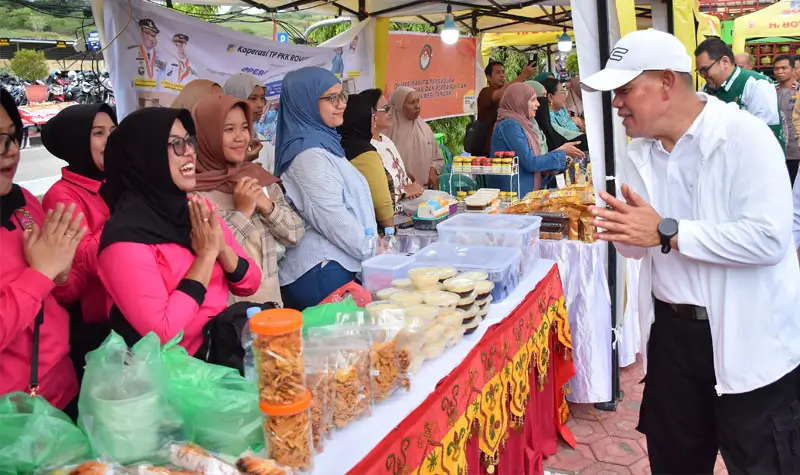 Kapolda Sulteng, Irjen Pol AGus Nugroho menyapa pelaku UMKM saat meninjau stan pasar murah di Mapolda Sulteng, Kamis (3/7/2025). (Foto: Humas Polda Sulteng)