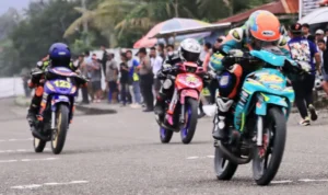 Peserta memacu kecepatan pada kejuaraan roadrace memperebutkan piala Kapolda Sulteng di Morowali, Minggu (13/7/2025). (Foto: Humas Podla Sutleng)