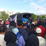 Ribuan warga mendapatkan paket sembako pada Semarak Bhayangkara di Mapolda Sulteng, Kamis (3/7/2025). (Foto: Humas Polda Sulteng)