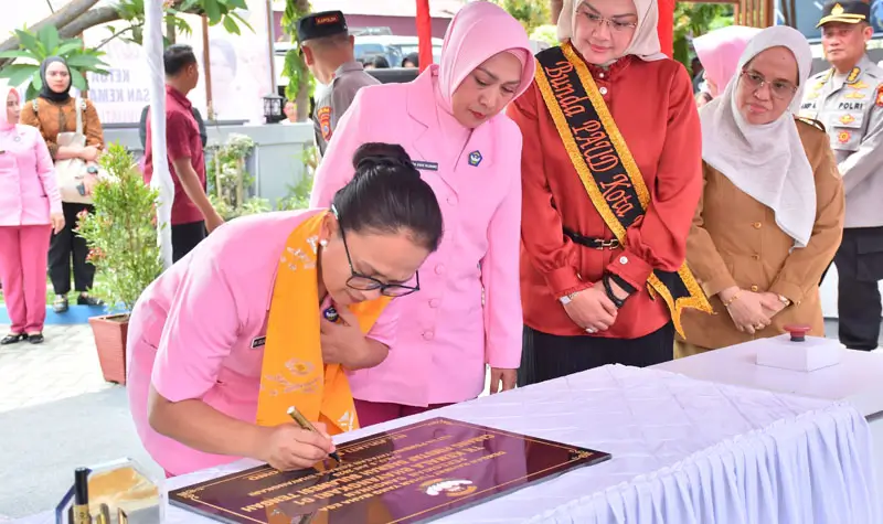 Ketua Pembina Yayasan Kemala Bhayangkari (YKB) Juliati Sigit Prabowo (kiri) meneken prasasti menandai peresmian TK Kemala Bhayangkari 01 di Palu, Selasa (8/7/2025). (Foto: Humas Polda Sulteng)