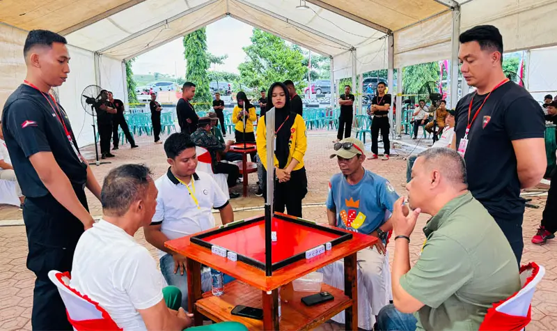 Dua tim adu strategi untuk melaju ke final pada turnamen Dominu Kpaolda Sulteng Cup 2025 dalam Seamrak Bahayangakra di Mapolda Sulteng, Senin (7/7/2025). (Foto: Humas Polda Sutleng)