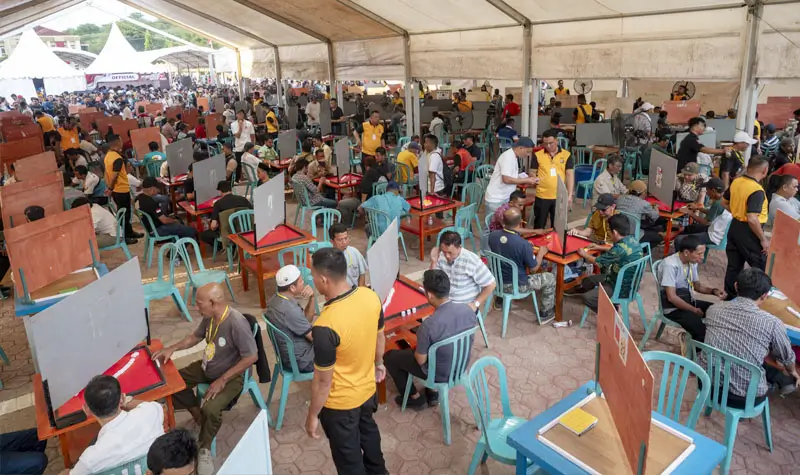 Para peserta bermain dalam Turnamen Domino Kapolda Sulteng Cup di Mapolda Sulteng, Kamis (3/7/2025). (bmzIMAGES/Basri Marzuki)