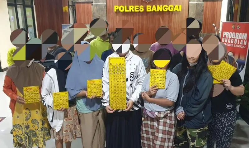 Sejumlah pelaku judi bingo-bingo yang diamankan Plres Banggai. (Foto: Humas Polres Banggai)