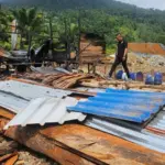 Petugas berjalan di atas puing rumah yang dibakar akibat bentrok di Morowali Utara, Selasa (19/7/2025) lalu. (@Huams Polres Morut)