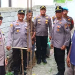 Kapolres Sigi AKBP Kari Amsah Ritonga (kanan) pada bedah rumah di Desa Sibedi, Sigi, Senin (30/6/2025). (Foto: Humas Polres Sigi)