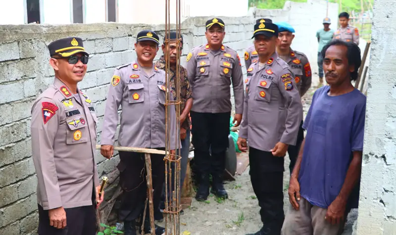 Kapolres Sigi AKBP Kari Amsah Ritonga (kanan) pada bedah rumah di Desa Sibedi, Sigi, Senin (30/6/2025). (Foto: Humas Polres Sigi)