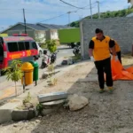Evakuasi jenazah Kaharudin yang ditemukan meninggal dunia di Huntap TOndo II, JUmat (4/7/2025). (Foto: Humas Polresta Palu)
