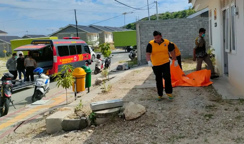 Evakuasi jenazah Kaharudin yang ditemukan meninggal dunia di Huntap TOndo II, JUmat (4/7/2025). (Foto: Humas Polresta Palu)