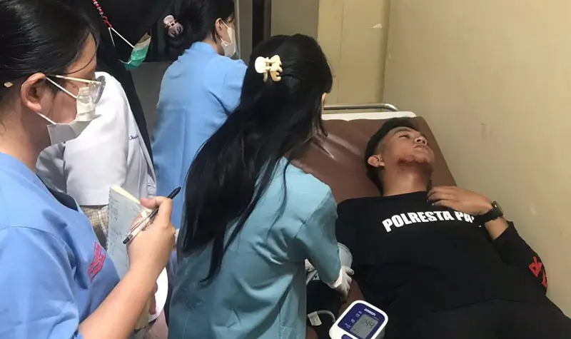 Personel Jaguar Polresta Palu mendapat penanganan medis setelah dilempari massa, Selasa (29/7/2025). (@Humas Polresta Palu)