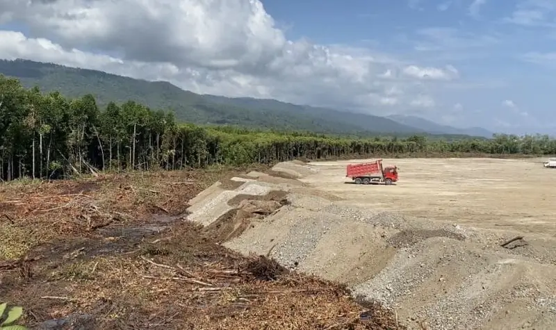 Aktivitas penambangan nikel di Desa Siuna. ©Iguana Tompotika)