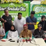 Zulkifli (tengah), ayah Affan Kurniawan yang tewas terlindas kendaraan taktis Brimob di Pejompongan Jakarta memberi keterangan pers, Jumat (29/8/2025). (©HO/Humas Polri)
