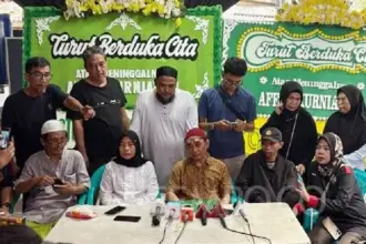 Zulkifli (tengah), ayah Affan Kurniawan yang tewas terlindas kendaraan taktis Brimob di Pejompongan Jakarta memberi keterangan pers, Jumat (29/8/2025). (©HO/Humas Polri)
