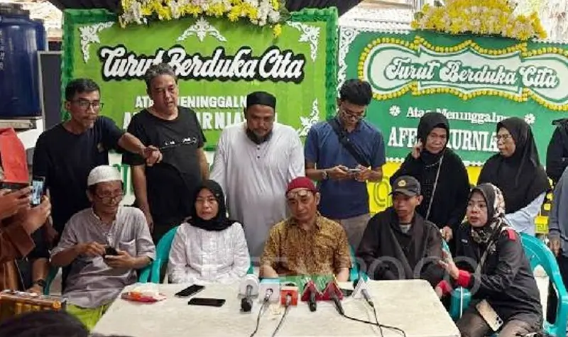 Zulkifli (tengah), ayah Affan Kurniawan yang tewas terlindas kendaraan taktis Brimob di Pejompongan Jakarta memberi keterangan pers, Jumat (29/8/2025). (©HO/Humas Polri)