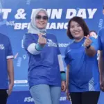 Ketua ASIAFI SUlteng, Diah Puspita (kedua kiri) bersama Area Manager BFI Finance Sektor Sulut, Gorontalo & Sulteng Fransiska Kusuma Dewi (kedua kanan), dan General Manager BFI Finance Region Sulawesi Sastero Wijaya Gunawan (kanana) pada Fit & Fun Day With BFI Finance di lapangan Vatulemo Palu, Minggu (24/8/2025). (©Prokopim Setda Kota Palu/Imron)