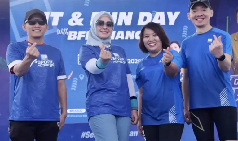Ketua ASIAFI SUlteng, Diah Puspita (kedua kiri) bersama Area Manager BFI Finance Sektor Sulut, Gorontalo & Sulteng Fransiska Kusuma Dewi (kedua kanan), dan General Manager BFI Finance Region Sulawesi Sastero Wijaya Gunawan (kanana) pada Fit & Fun Day With BFI Finance di lapangan Vatulemo Palu, Minggu (24/8/2025). (©Prokopim Setda Kota Palu/Imron)