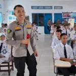 Ipda dr Endis Tamboto pada penyuluhan deteksi dini narkoba di SMKAN 7 Palu, Senin (11/8/2025). (©Humas Polda Sulteng)