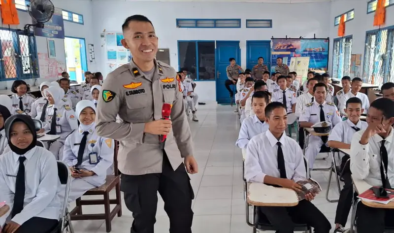 Ipda dr Endis Tamboto pada penyuluhan deteksi dini narkoba di SMKAN 7 Palu, Senin (11/8/2025). (©Humas Polda Sulteng)