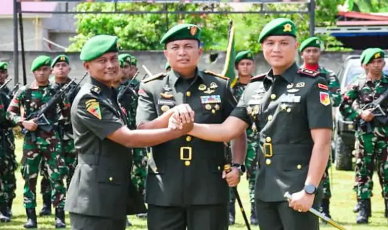 Danerm 132/Tadulako Brigjen TNI Deni Gunawan (tengah) berjabat komando usai sertijab Dan Yonif 714/SM dari Letkol Inf Gembong Yudo Sasongko ke Letkol Inf Supriyanto Darmansyah di Poso, Selasa (19/8/20205). (©Penrem 132/Tdl)
