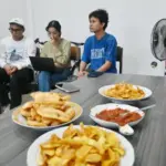 (dari kiri ke kanan) Adi Atmadja, Mohammad Ifdhal, Sarah Adilah, dan Taufiqurrahman Kifu memberikan keterangan kepada sejumlah wartawan pada peluncuran Festival Film Tengah di Palu, Sulawesi Tengah, Sabtu (2/8/2025). (©bmzIMAGES/basri marzuki)