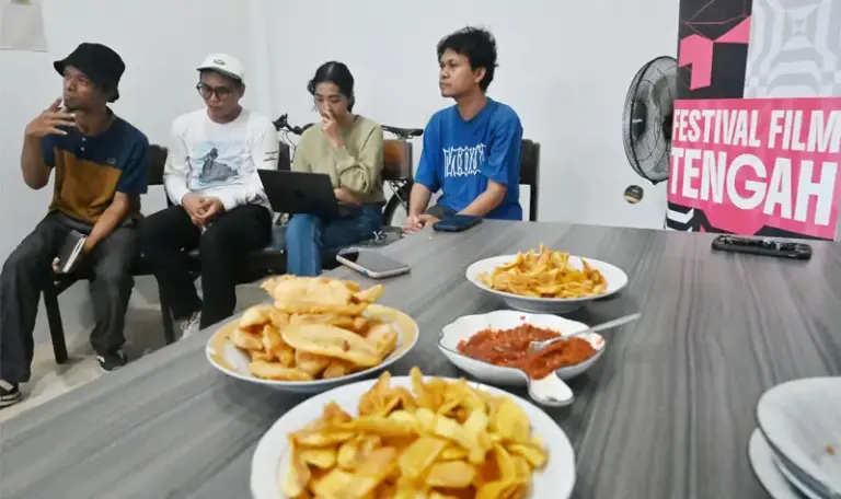 (dari kiri ke kanan) Adi Atmadja, Mohammad Ifdhal, Sarah Adilah, dan Taufiqurrahman Kifu memberikan keterangan kepada sejumlah wartawan pada peluncuran Festival Film Tengah di Palu, Sulawesi Tengah, Sabtu (2/8/2025). (©bmzIMAGES/basri marzuki)