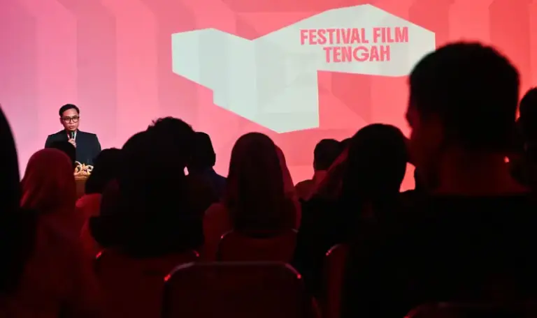 Direktur FFT 2025, Moh Ifdhal Permana menyamapiakn laporan pada pembukaan FFT 2025 di Museum Sulteng, Rabu (6/8/2025) malam. (©bmzIMAGES/basri marzuki)