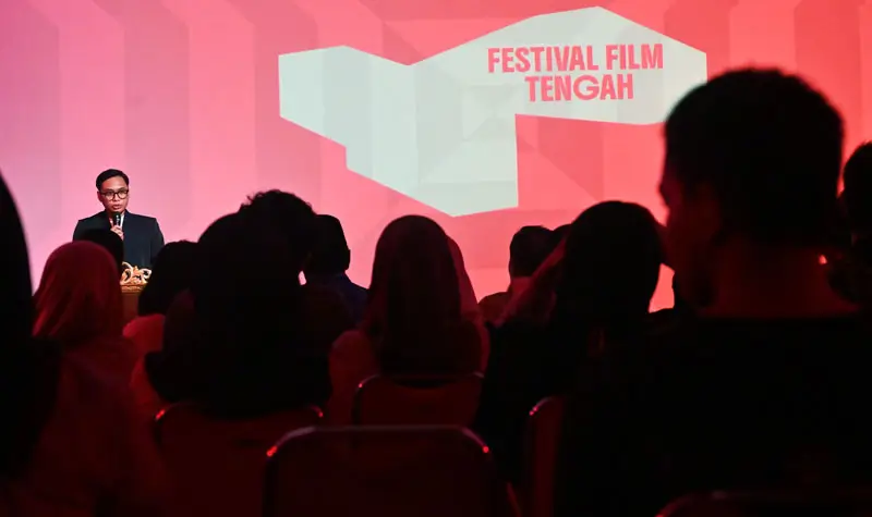 Direktur FFT 2025, Moh Ifdhal Permana menyamapiakn laporan pada pembukaan FFT 2025 di Museum Sulteng, Rabu (6/8/2025) malam. (©bmzIMAGES/basri marzuki)