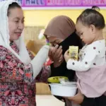 Wawali Imelda Lilianan Muhidin menyerahkan paket bantuan MBG pada peluncuran GENTING di Aula Kantor Kelurahan Siranindi, Palu, Kamis (7/8/2025). (Foto: Prokopim Setda Kota Palu/Jufri)