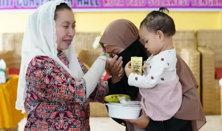 Wawali Imelda Lilianan Muhidin menyerahkan paket bantuan MBG pada peluncuran GENTING di Aula Kantor Kelurahan Siranindi, Palu, Kamis (7/8/2025). (Foto: Prokopim Setda Kota Palu/Jufri)