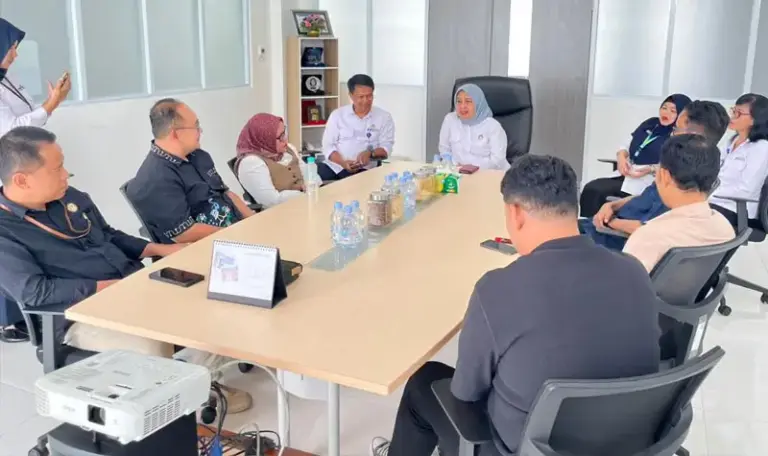 Komisioner KPID Sulteng pad akunjungan ke RRI Palu, Senin (11/8/2025). (©KPID Sutleng)