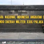Seorang prajurit TNI AD memasang papan nama Kodam XXIII/Palaka Wira di bekas Markas Korem 132/Tadulako di Palu, Sulawesi Tengah, Selasa (12/8/2025). (©bmzIMAGES/basri marzuki)