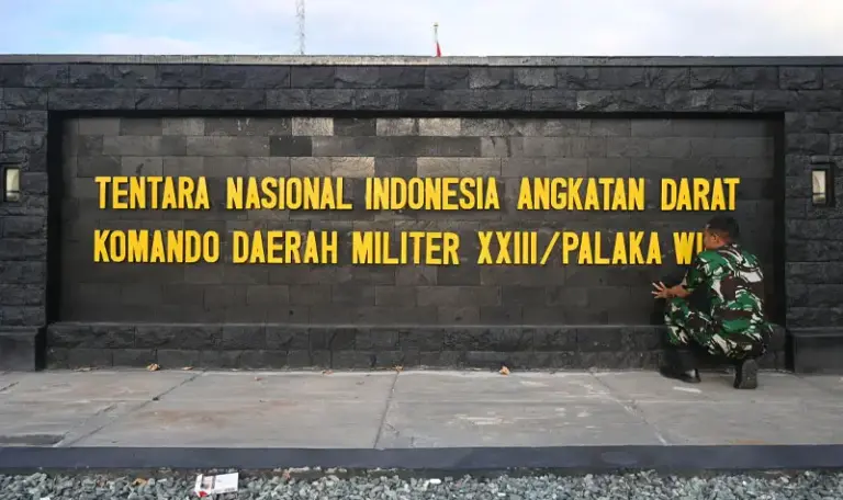 Seorang prajurit TNI AD memasang papan nama Kodam XXIII/Palaka Wira di bekas Markas Korem 132/Tadulako di Palu, Sulawesi Tengah, Selasa (12/8/2025). (©bmzIMAGES/basri marzuki)