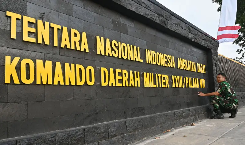 Seorang prajurit TNI AD memasang papan nama Kodam XXIII/Palaka Wira di bekas Markas Korem 132/Tadulako di Palu, Sulawesi Tengah, Selasa (12/8/2025). (©bmzIMAGES/basri marzuki)