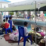 Warga terdampak gempa berada did ekat tenda yang dibangun Kodim 1307/Poso, Minggu (17/8/2025). (©Kodim 1307/Poso)