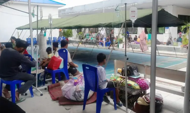 Warga terdampak gempa berada did ekat tenda yang dibangun Kodim 1307/Poso, Minggu (17/8/2025). (©Kodim 1307/Poso)