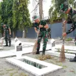 Sejumlah prajurit TNI AD memebrsihkan makam di Taman Makam Pahlawan, Palu, Jumat (15/8/2025). (©Penrem 132/Tdl)