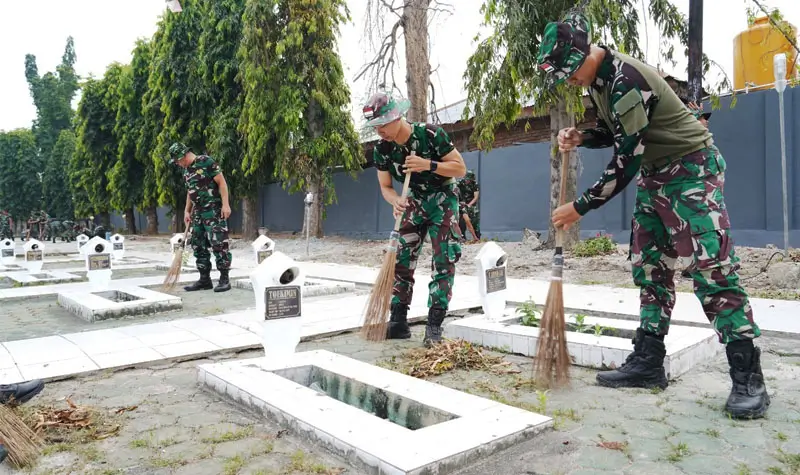 Sejumlah prajurit TNI AD memebrsihkan makam di Taman Makam Pahlawan, Palu, Jumat (15/8/2025). (©Penrem 132/Tdl)