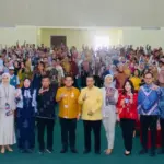 Foto bersama usai kegiatan puncak Bulan Literasi Keuangan oleh OJK Sulteng di Auditorium UIN Datikarama Palu, Kamis (21/8/2025). (©OJK Sulteng)