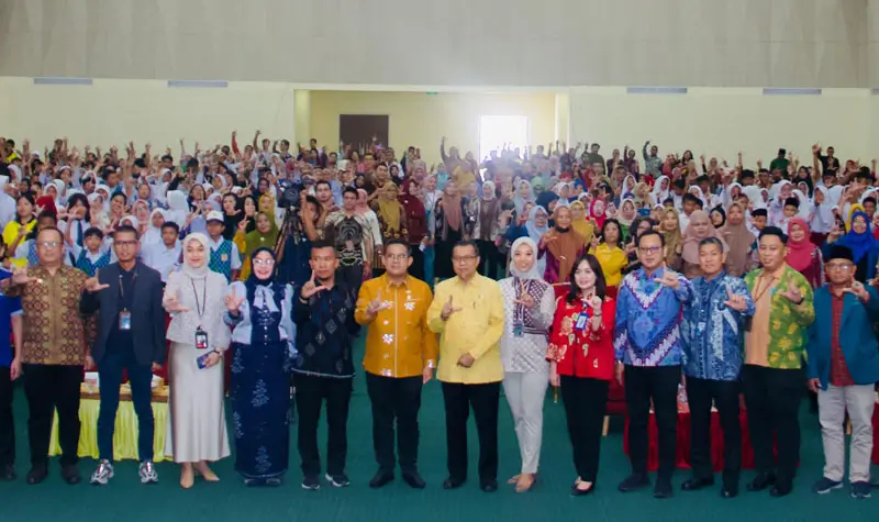 Foto bersama usai kegiatan puncak Bulan Literasi Keuangan oleh OJK Sulteng di Auditorium UIN Datikarama Palu, Kamis (21/8/2025). (©OJK Sulteng)