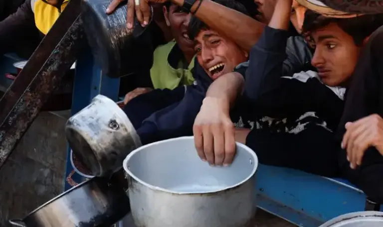 Sejumlah warga Palestina berusaha mendapatkan makanan. (©Mohammed Salem/Reuters)