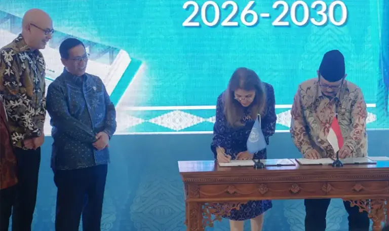 Kepala Perwakilan PBB di Indonesia, Gita Sabharwal, dan Menteri Perencanaan Pembangunan Nasional/Kepala Bappenas, Rachmat Pambudy, menandatangani Indonesia–United Nations Sustainable Development Cooperation Framework (UNSDCF) 2026–2030, di Jakarta, 13 Agustus 2025. (©UNIC Indonesia)