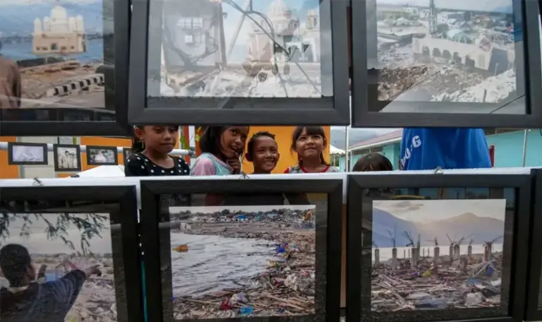 Pameran foto bencana yang digelar di Huntap Duyu, Maret 2019 silam. (©ANTARAFOTO/basri marzuki)