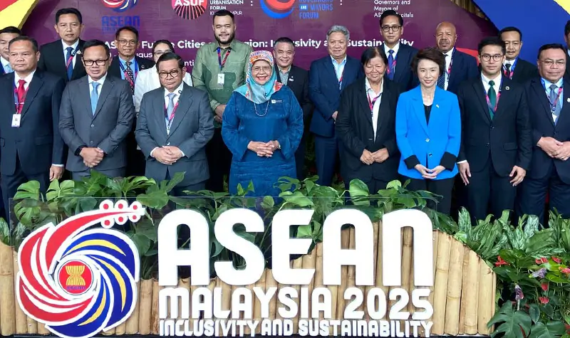 Wali Kota Palu, Hadianto Rasyid (tengah belakang) pada ASEAN Governors and Mayors Forum (AGMF) di Kuala Lumpur, Malaysia, Rabu (13/8/2025). (©Prokopim Setda Kota Palu/Qadri)