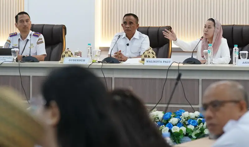 Wawali Palu Imelda Liliana Muhidin (kanan) pada Rakor bersama Bugernur Sulteng terkait status Bandara Internasional Mutiara SIs Aljufri, Rabu (13/8/2025). (©Prokopim Setda Kota Palu/Jufri)