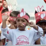 Sejumlah anak TK meneganakan atribut merah putih pad aparade di depan kantor Wali Kota Palu, Rabu (13/8/2025). (©Prokopim Setda Kota Palu/Imron)